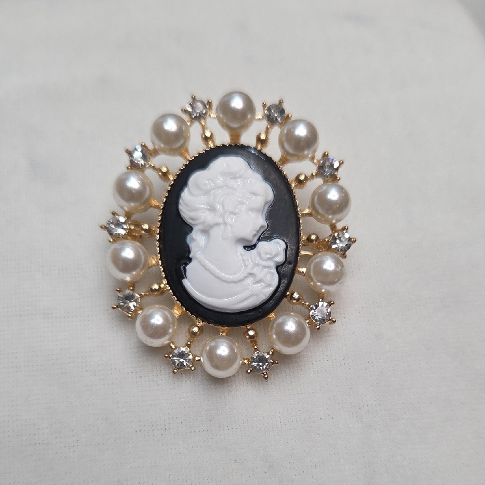 Black White Cameo Pearls Brooch Retro Vintage Style Crystal Rhinestone Pin NWOT